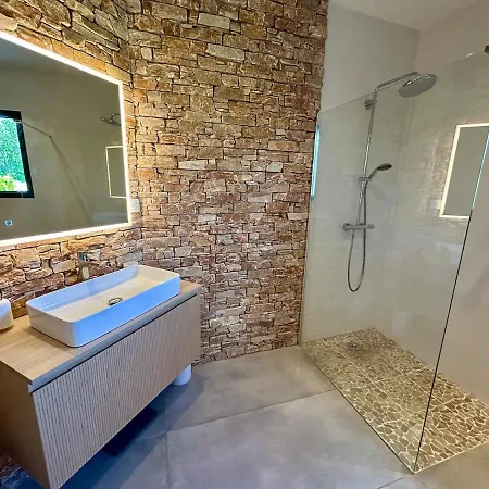 Between Pool & Forest - Air Conditioning *
