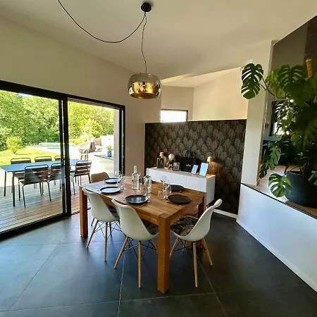 Between Pool & Forest - Air Conditioning *