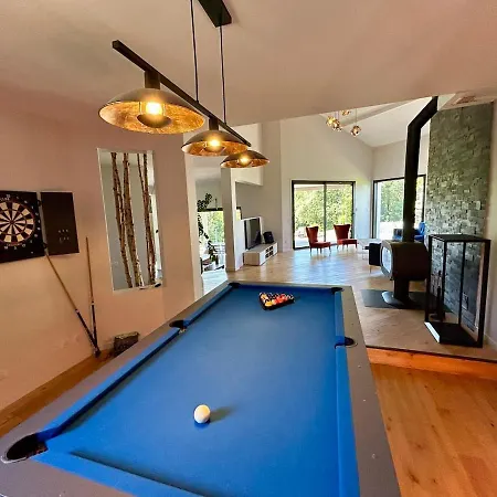 Between Pool & Forest - Air Conditioning *