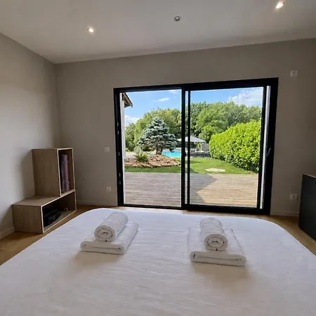 Between Pool & Forest - Air Conditioning *